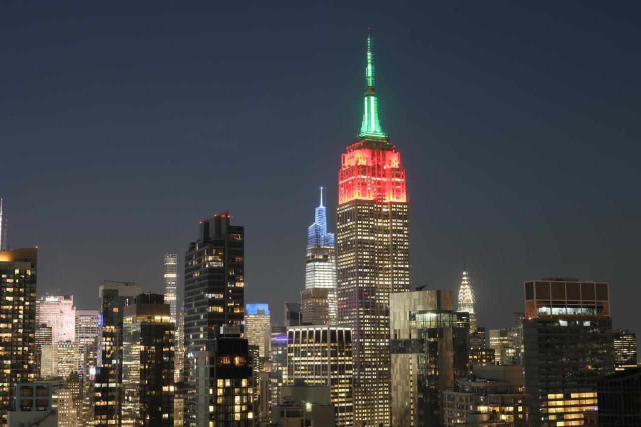 Hyatt Place New York Chelsea Esterno foto Empire State Building at night