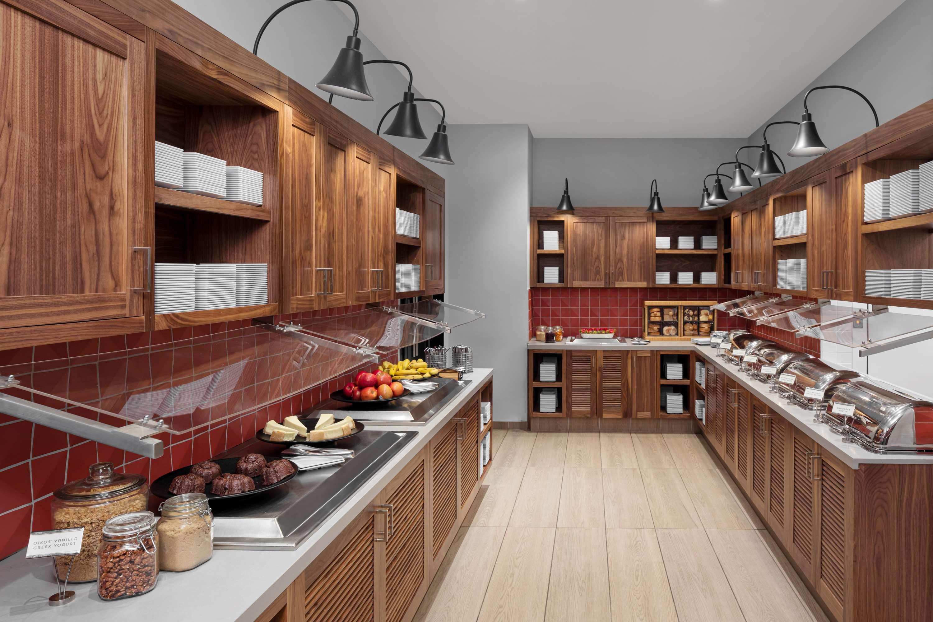 Hyatt Place New York Chelsea Esterno foto A breakfast buffet at a hotel