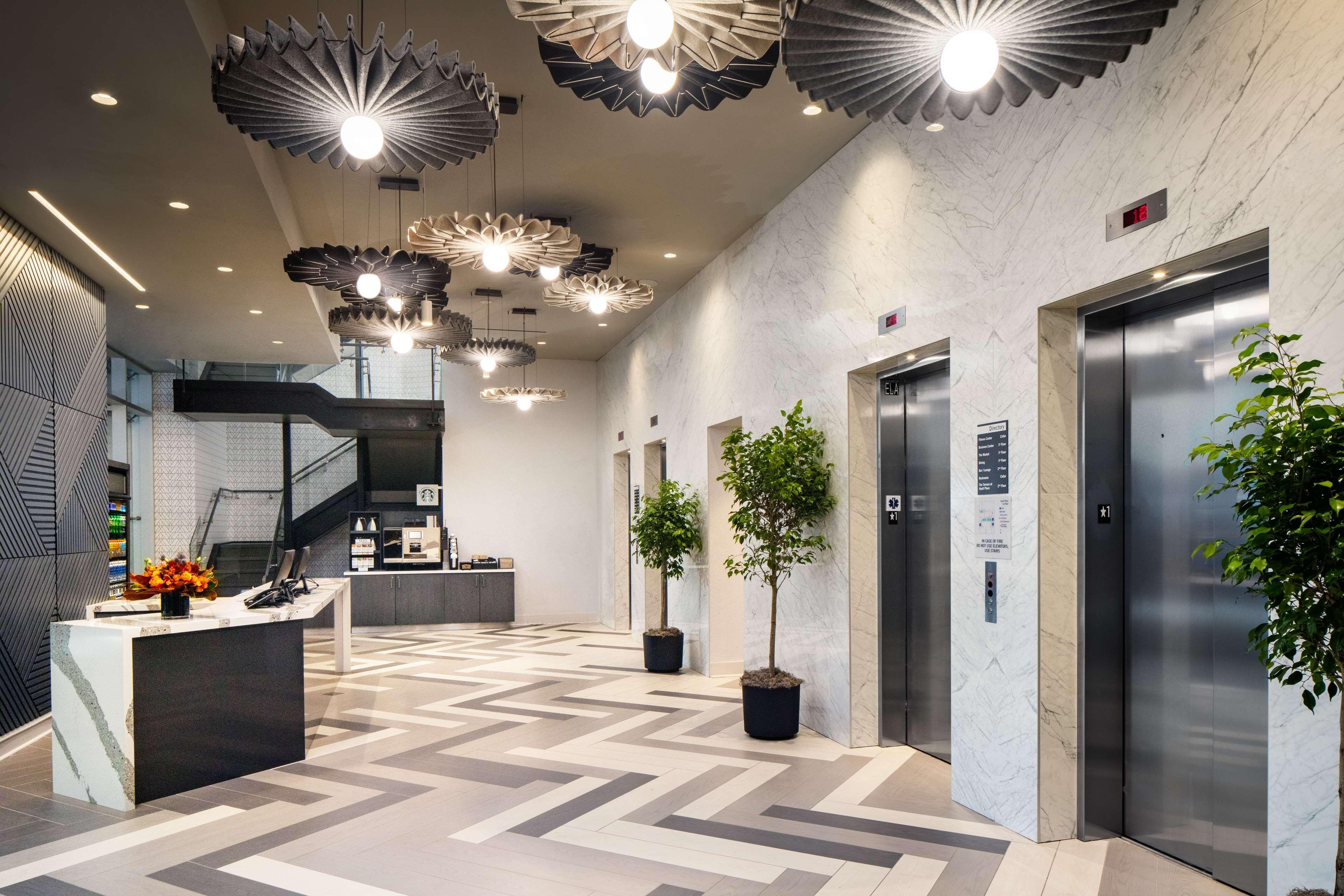 Hyatt Place New York Chelsea Esterno foto The reception area of the hotel