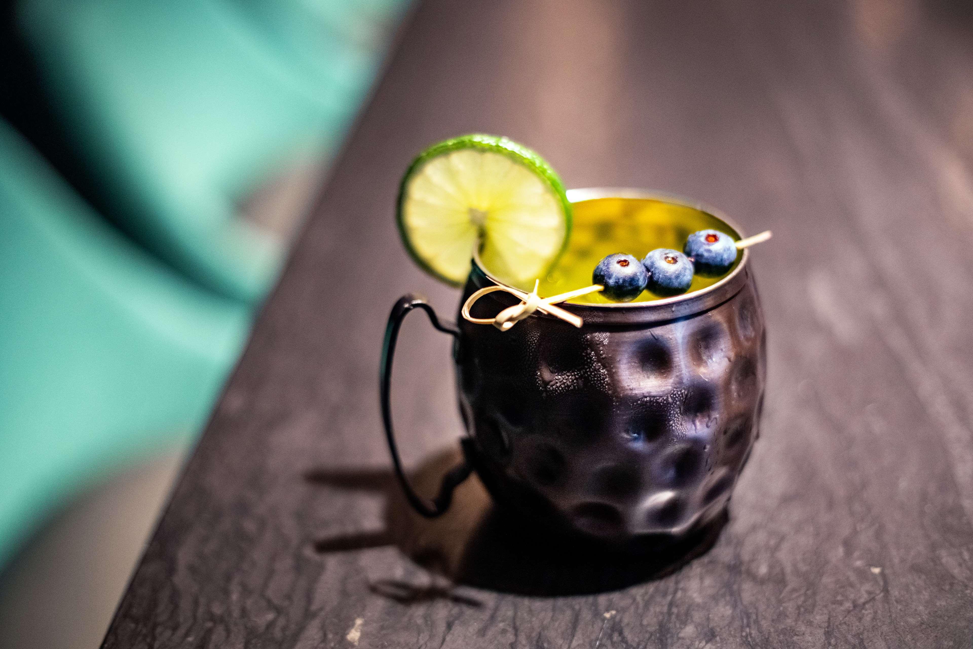 Hyatt Place New York Chelsea Esterno foto A cocktail at a bar