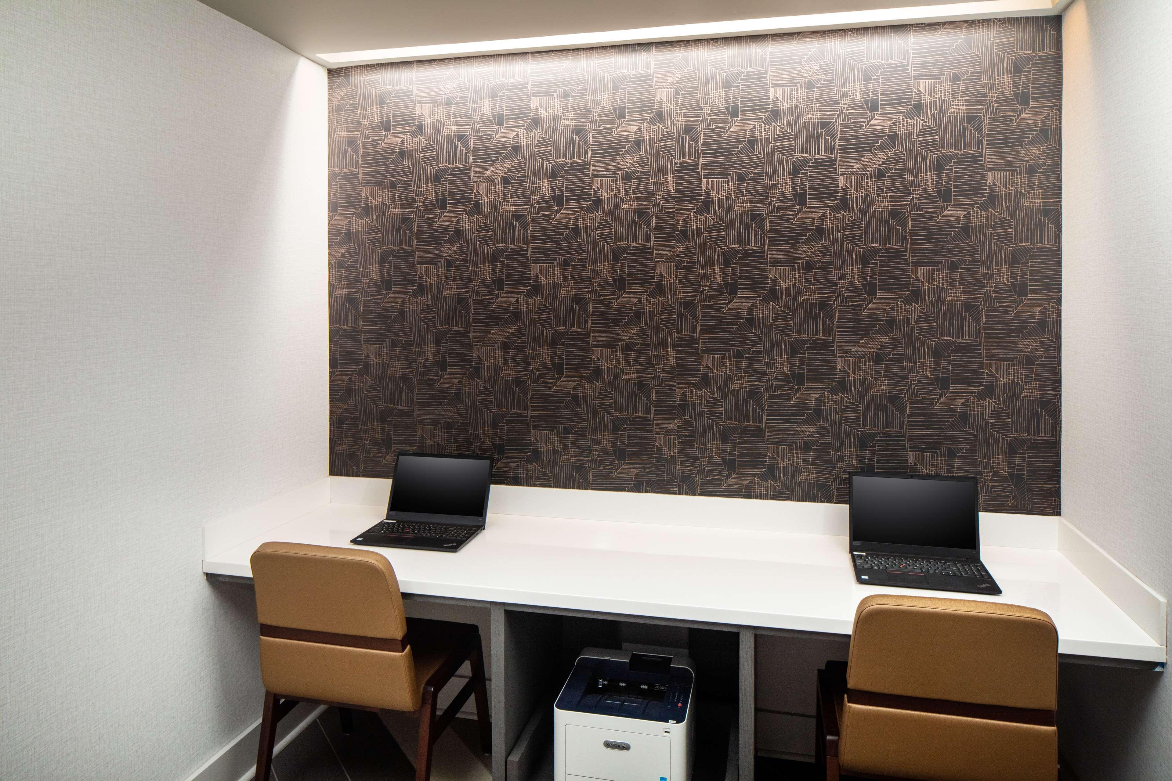 Hyatt Place New York Chelsea Esterno foto A room with two computers