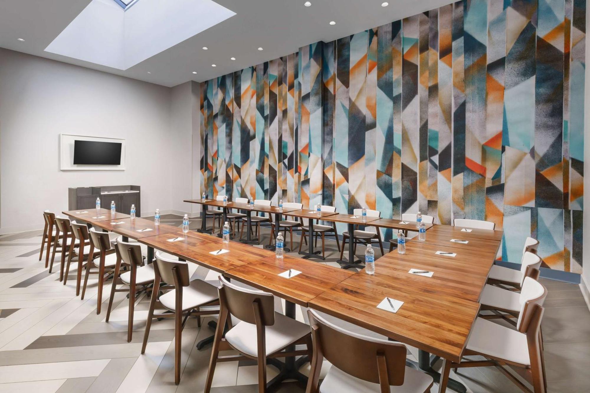 Hyatt Place New York Chelsea Esterno foto "The meeting room at the hotel is decorated in a modern style."