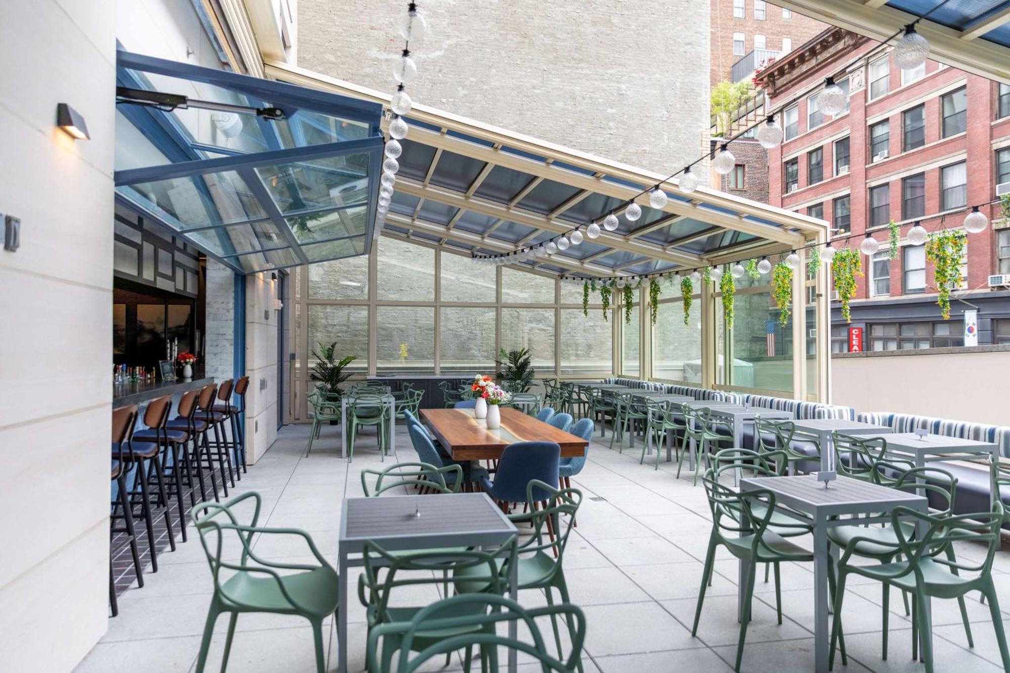 Hyatt Place New York Chelsea Esterno foto "The patio at the restaurant is open to the public."