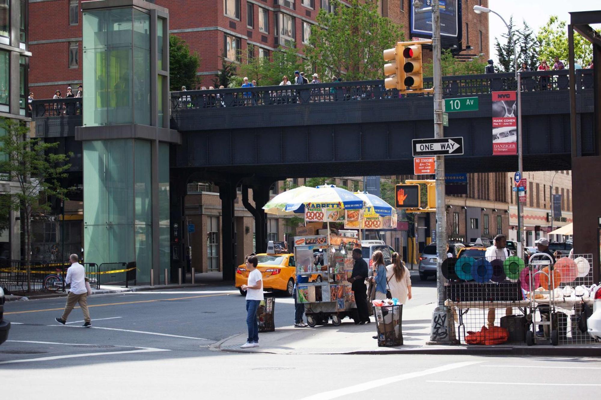 Hyatt Place New York Chelsea Esterno foto Street vendor in New York City